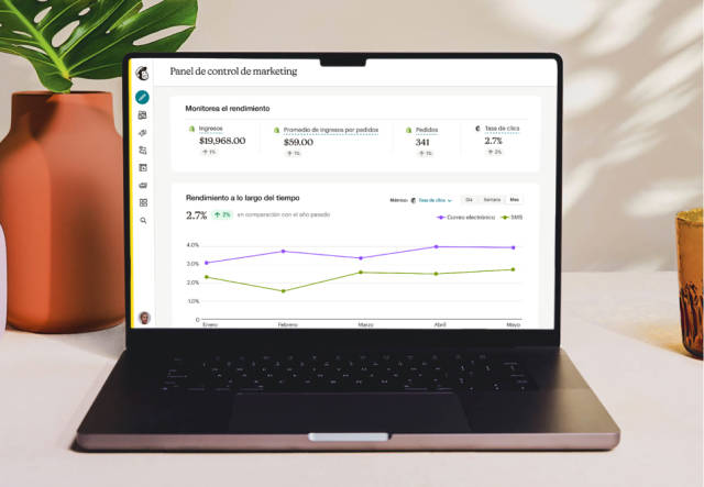 Pantalla de computadora portátil que muestra el panel de control de marketing de Mailchimp, que permite a los usuarios personalizar los informes. Este ejemplo muestra el rendimiento a lo largo del tiempo para varias métricas, incluidos los ingresos, los ingresos promedio por pedido, el número total de pedidos y la tasa de clics.